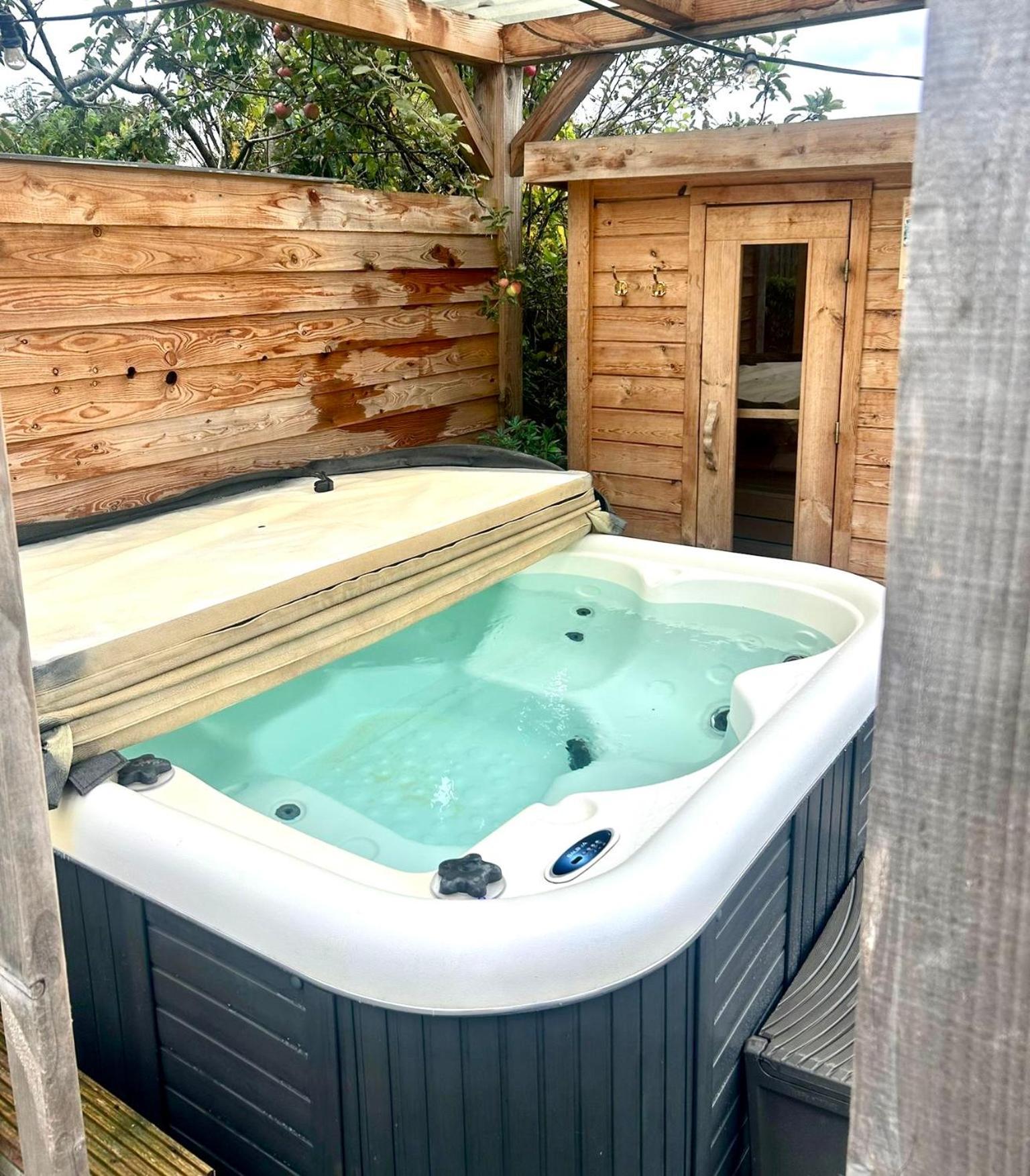 Wellness Bungalow With Jacuzzi &Sauna&Private Garden Near Amsterdam Vijfhuizen エクステリア 写真